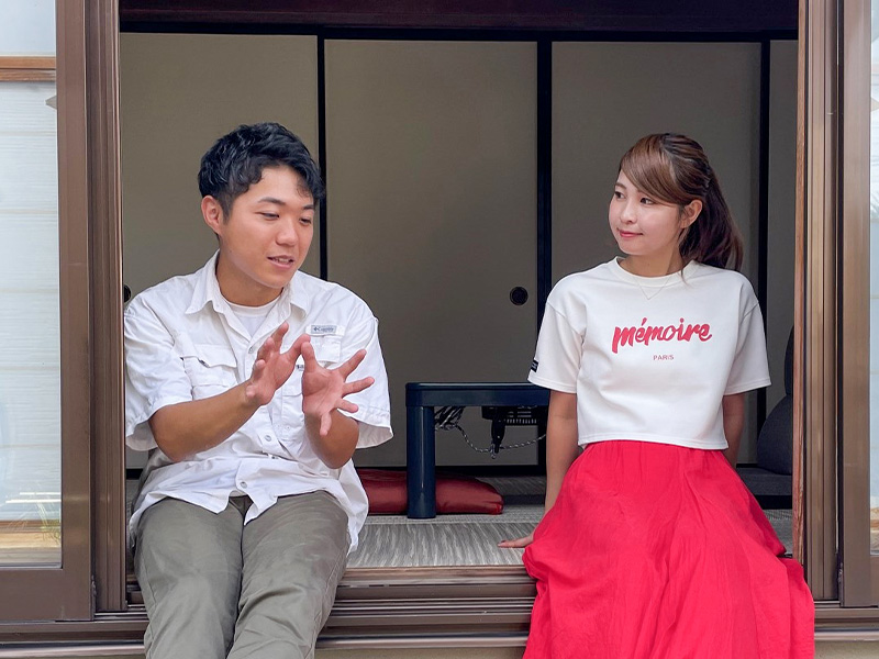 縁側で話をする栗林志音さんとリポーターの平沼日菜子さん