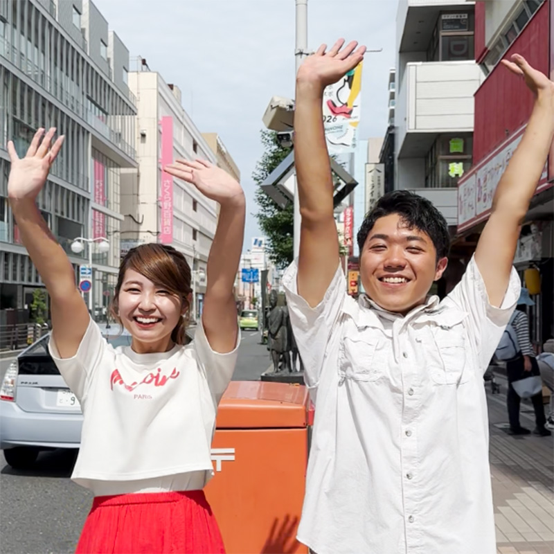 万歳をする栗林さんと平沼さん