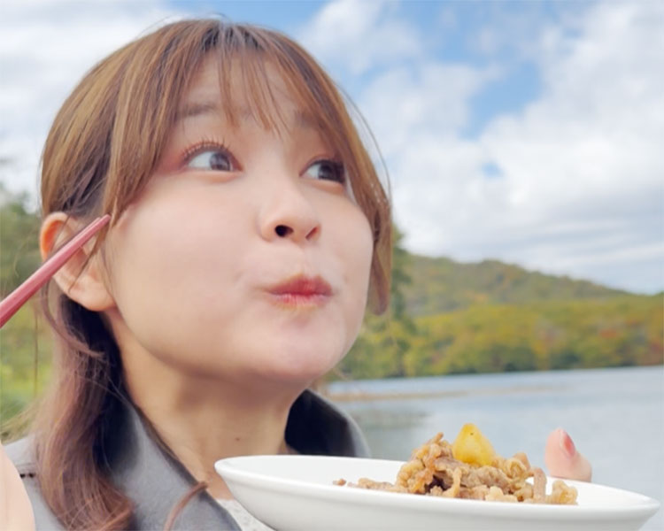 十和田バラ焼きを食す平沼日菜子さん