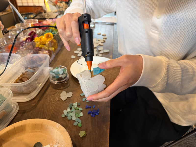 シーグラスランプ制作の様子