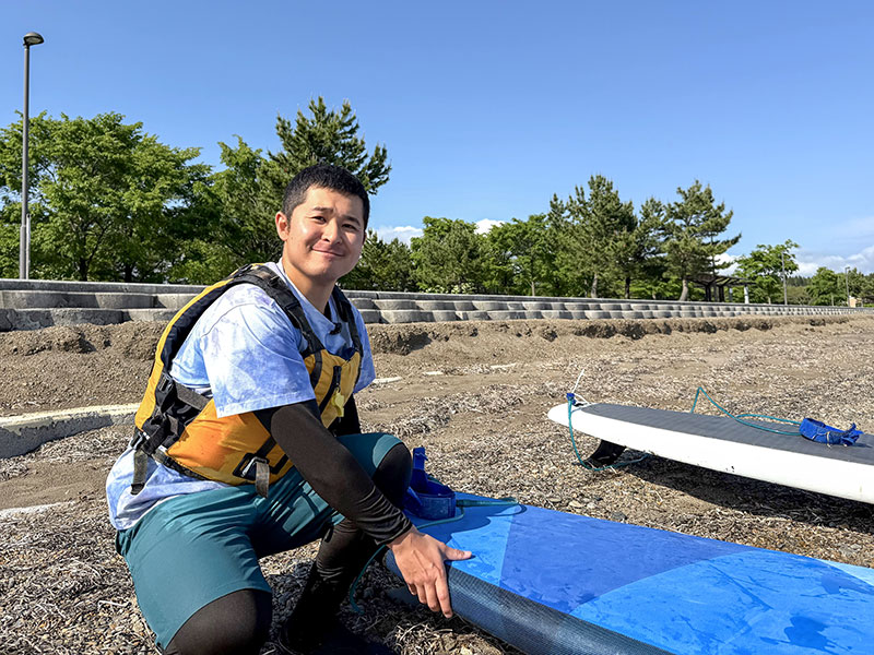 むつ市の海岸でサップボードを準備する圓山遊夢さん