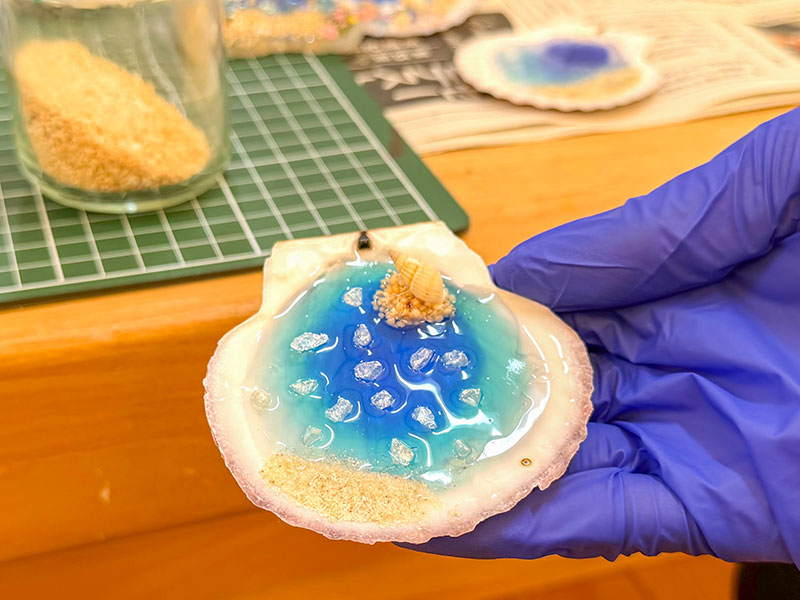 ホタテの貝殻を使って制作した海をイメージしたレジン作品