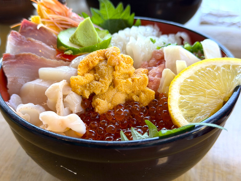 刺身やウニ、イクラなどが盛り付けられた海鮮丼